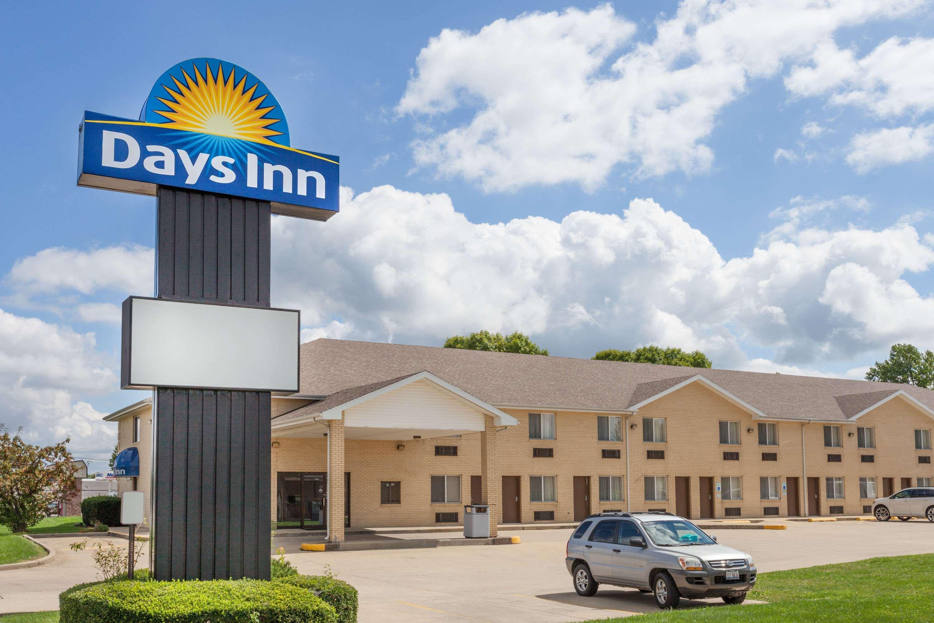 Days Inn By Wyndham Charleston Exterior photo