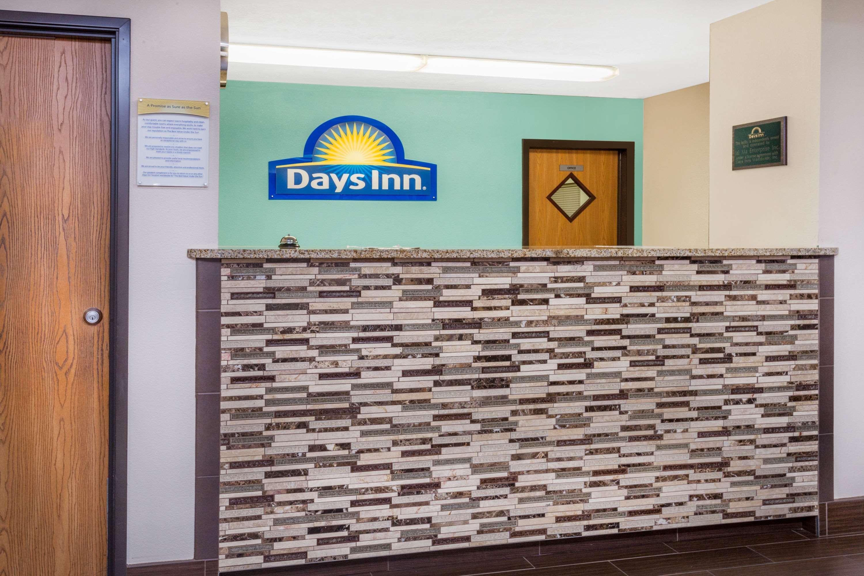 Days Inn By Wyndham Charleston Exterior photo